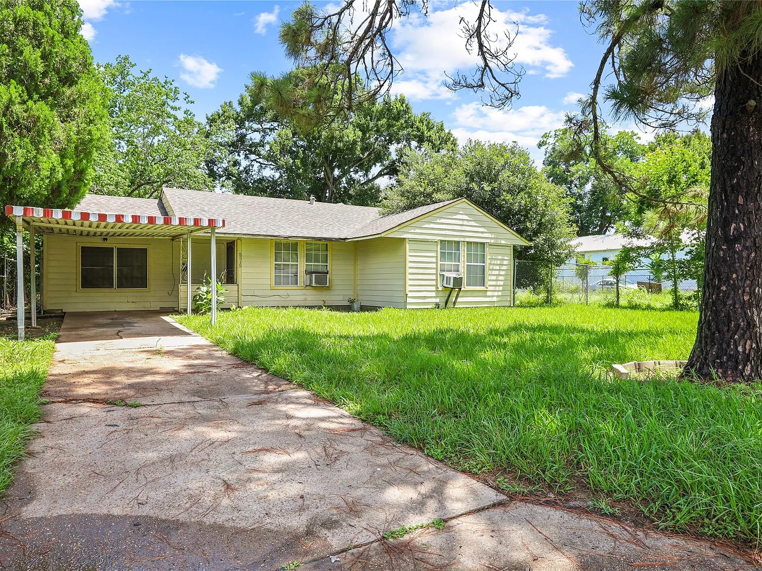 3 bed, 1.0 bath, 1180 sqft, $1,300 — Photo 2