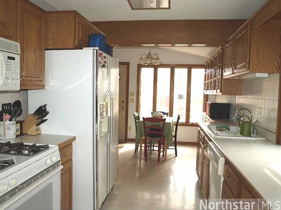 5th image of 638 10th Ave N