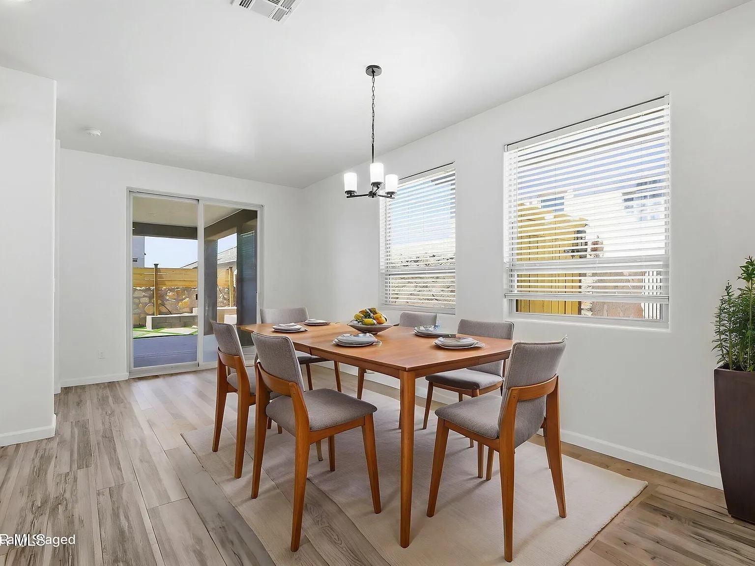 3 bed, 1960 sqft, $2,250 — Photo 4