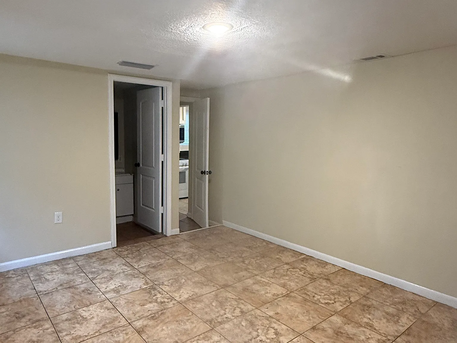 3 bed, 952 sqft, $1,500 — Photo 3
