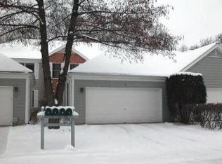 10 Warwick Ln, Lincolnshire, IL
