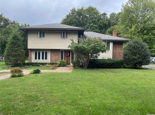 6 Brooksite Dr, Smithtown, NY 11787