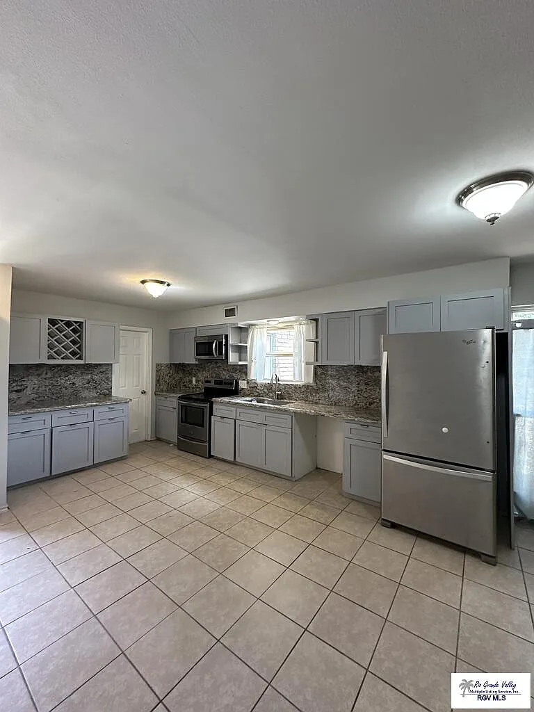 3 bed, 2.5 bath, 1644 sqft, $1,950 — Photo 3