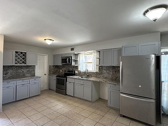 3rd image of 715 Continental Dr APT 3