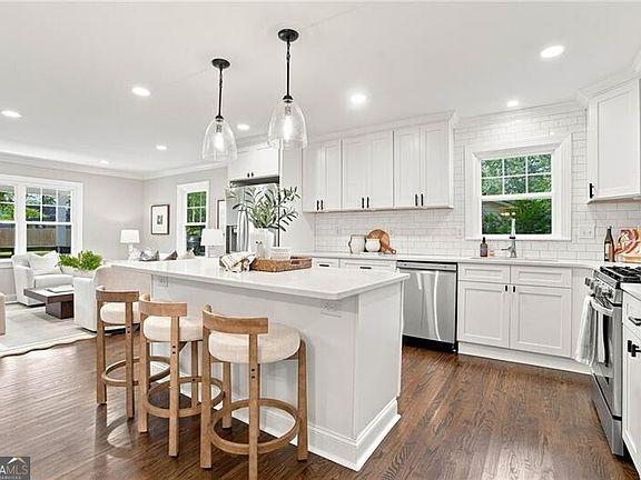 3rd image of 932 Sharon Cir SE