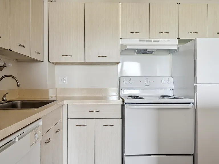 Lincoln Tower Apartments — Photo 49