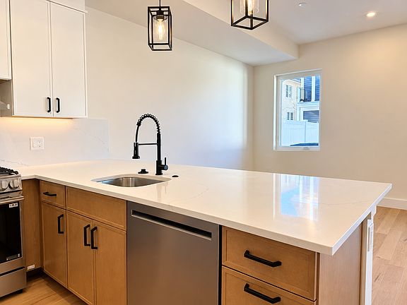 4th image of 30A Swan Ave #1