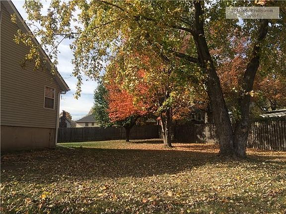 4th image of 609 NE Sunny Creek Ln