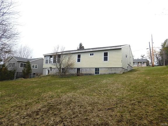 4th image of 124 Lewis Ave