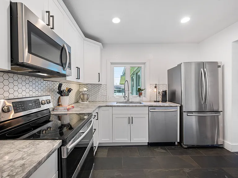 823 Eddy St — Photo 13