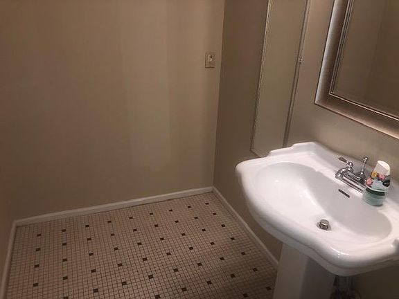 4th image of 2510 Cranbrook Ln APT 7