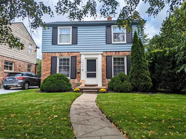 1488 Brys Dr, Grosse Pointe Woods, MI 48236