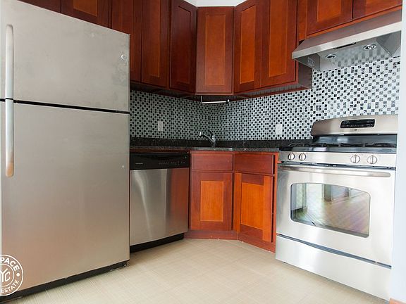 3rd image of 176 Wilson Ave APT 3R