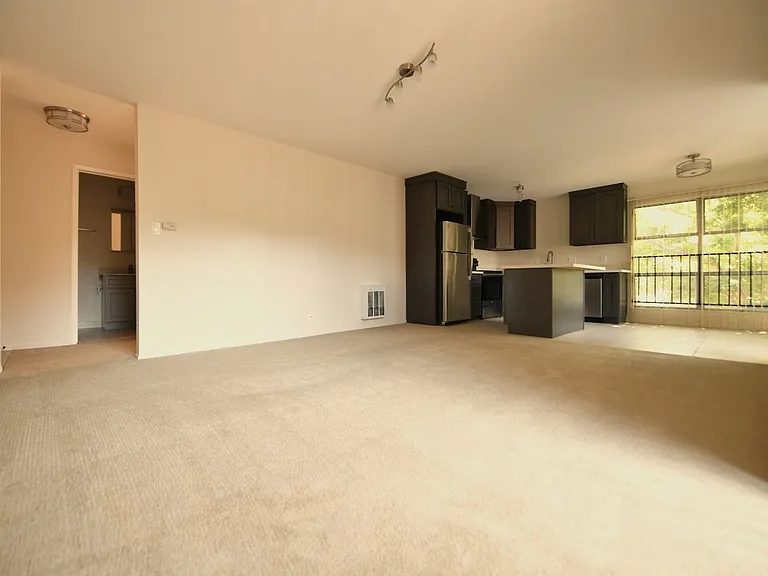95 Linda Apartments — Photo 8