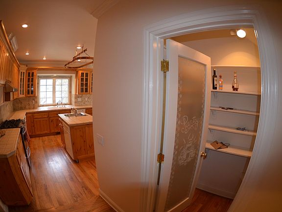 Walk in pantry