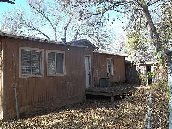 4th image of 213 College St