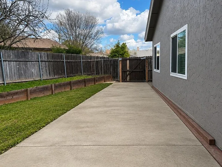 4901 Autumntree Ct — Photo 19