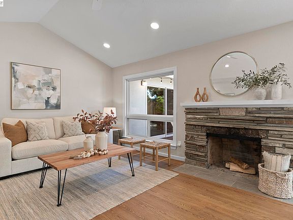 4th image of 733 Mayview Way