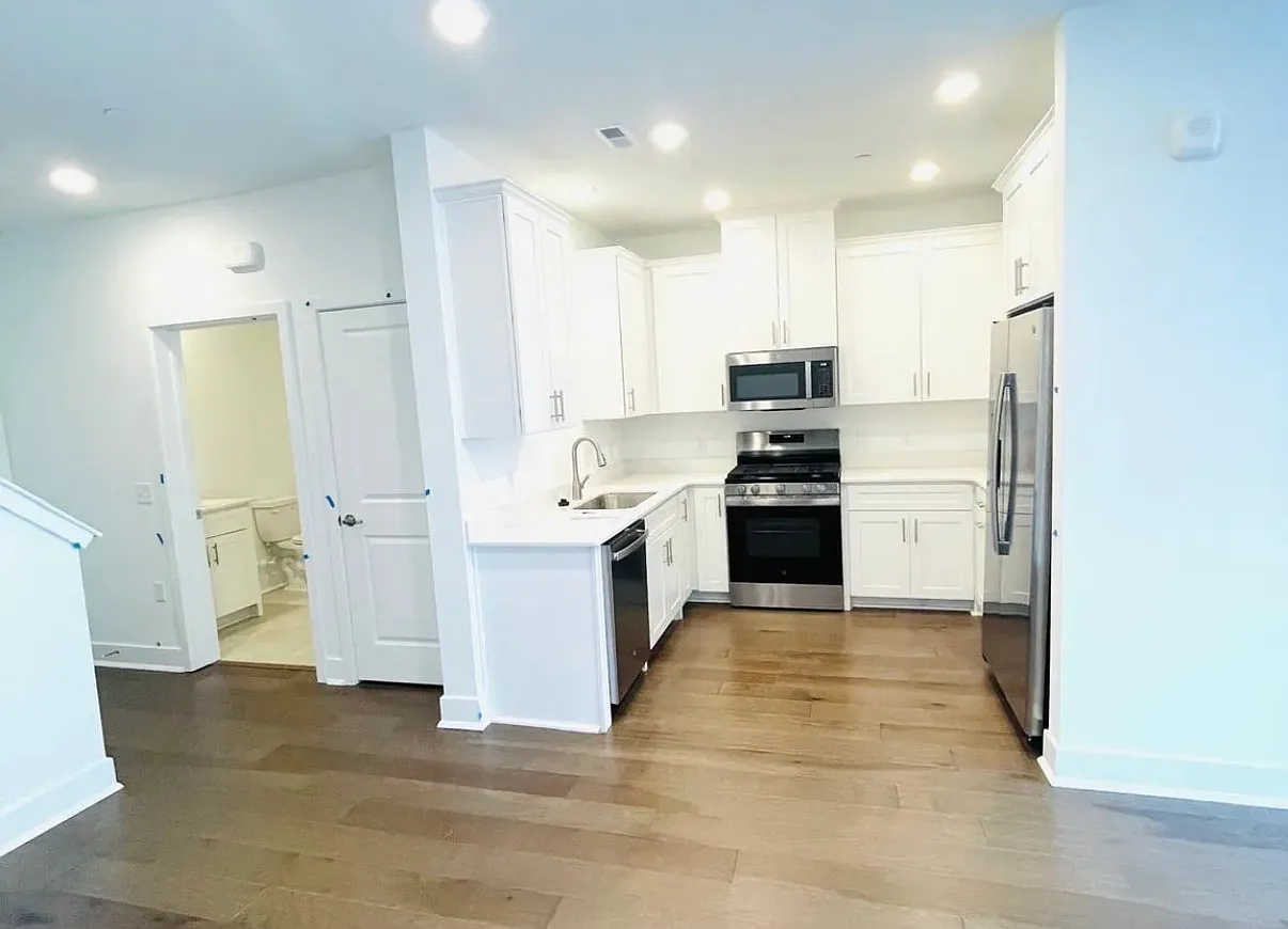 2 bed, 1323 sqft, $3,100 — Photo 4