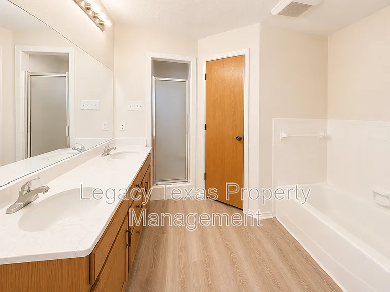 1203 Stonelake Dr — Photo 16
