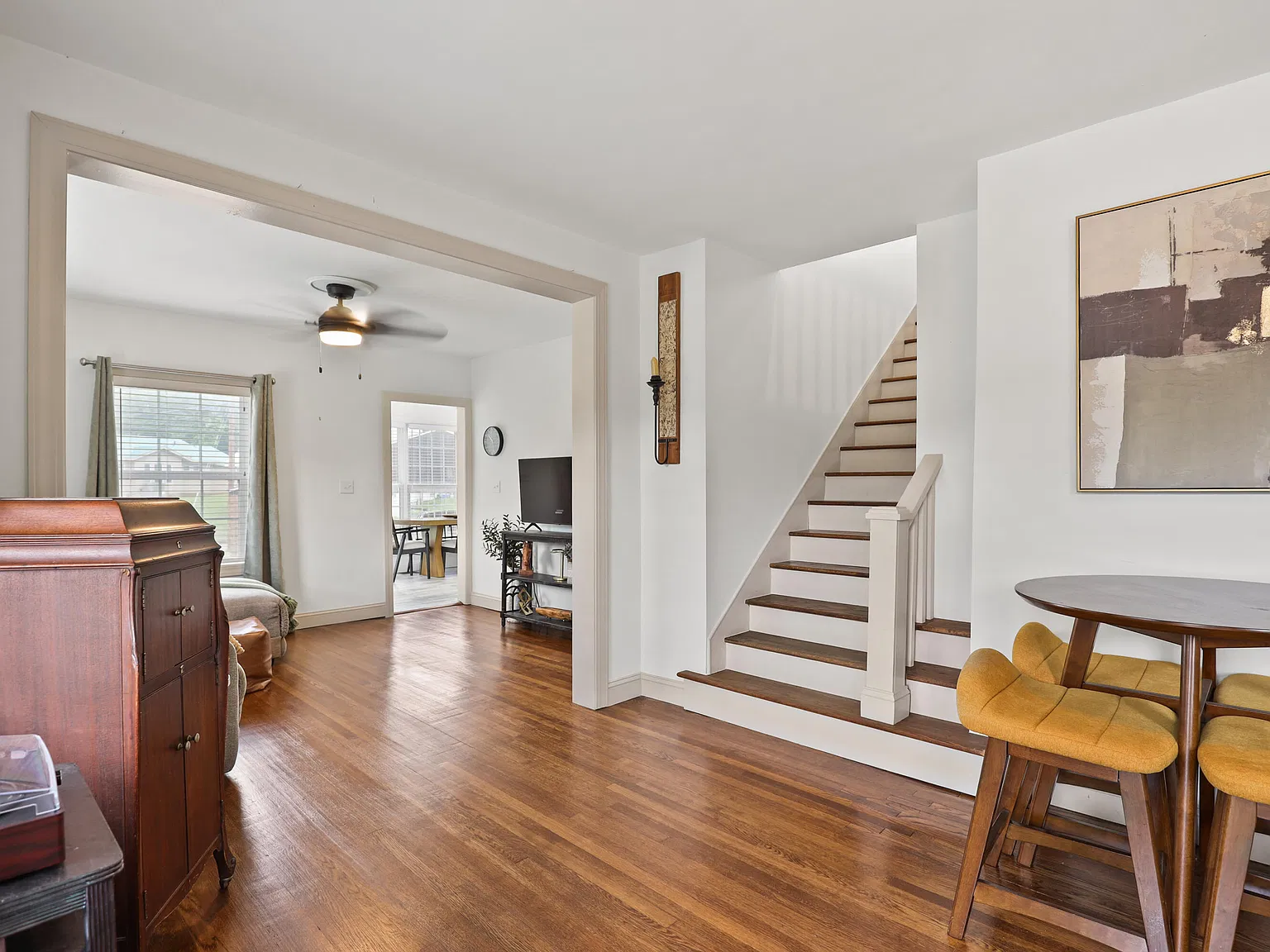 4 bed, 1.0 bath, 1408 sqft, $2,500 — Photo 3
