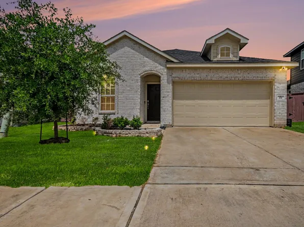 214 Water Grass Trl, Clute, TX 77531