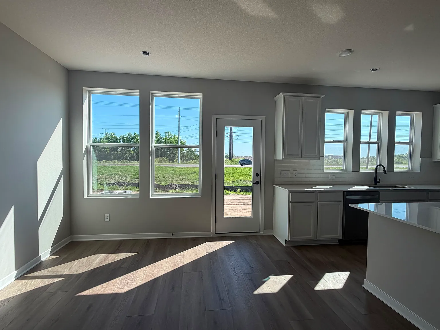 3 bed, 2020 sqft, $2,799 — Photo 3