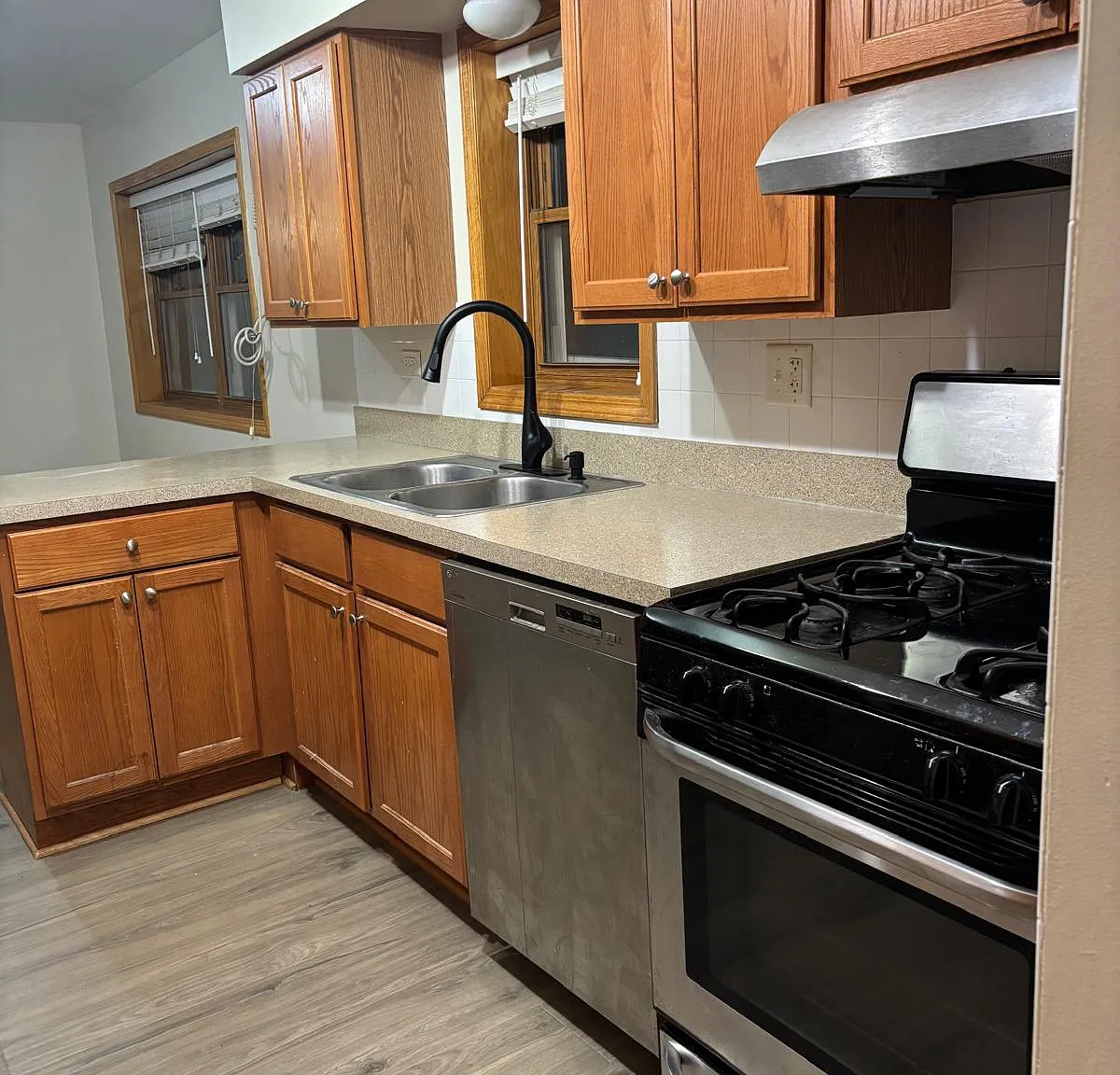 3 bed, 1.5 bath, 1200 sqft, $2,200 — Photo 2