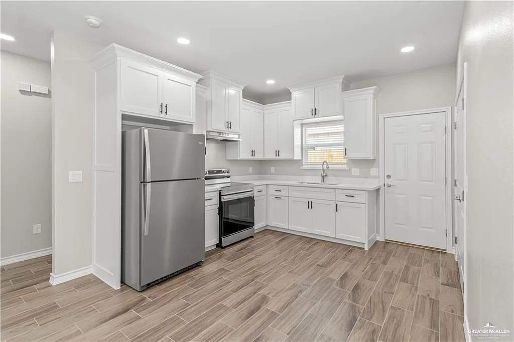 3 bed, 2.0 bath, 1008 sqft, $1,200 — Photo 2