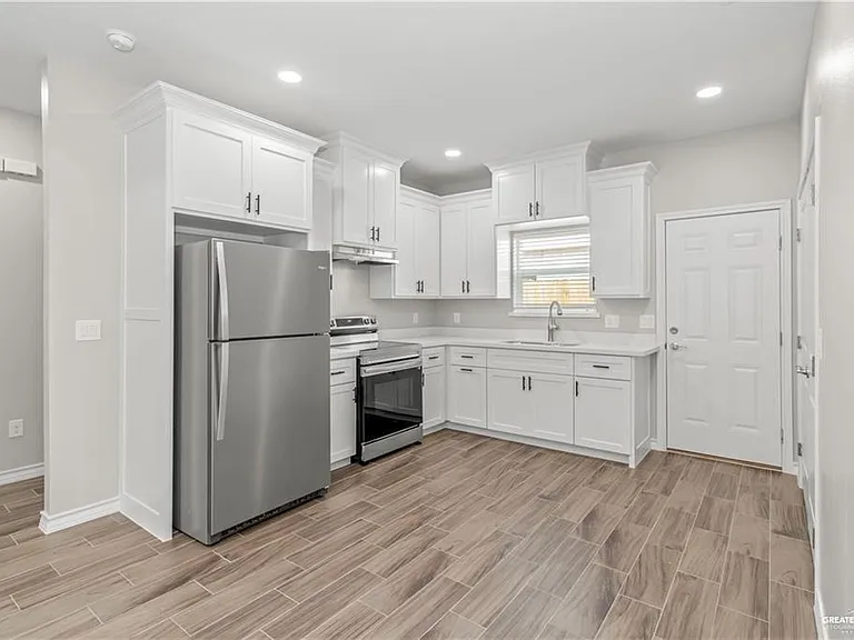 2705 E Israel Ave — Photo 2