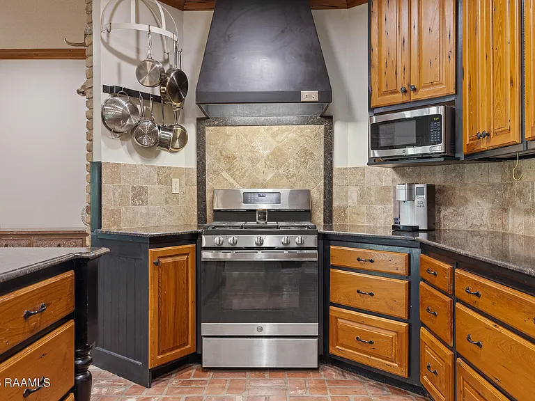 2407 E Broussard Rd — Photo 12