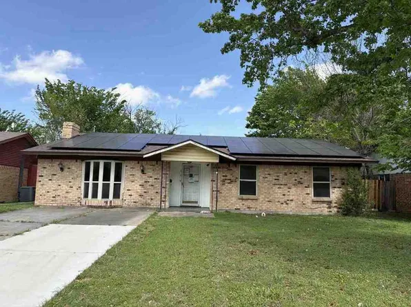 358 Forrest Hill Ln, Grand Prairie, TX 75052