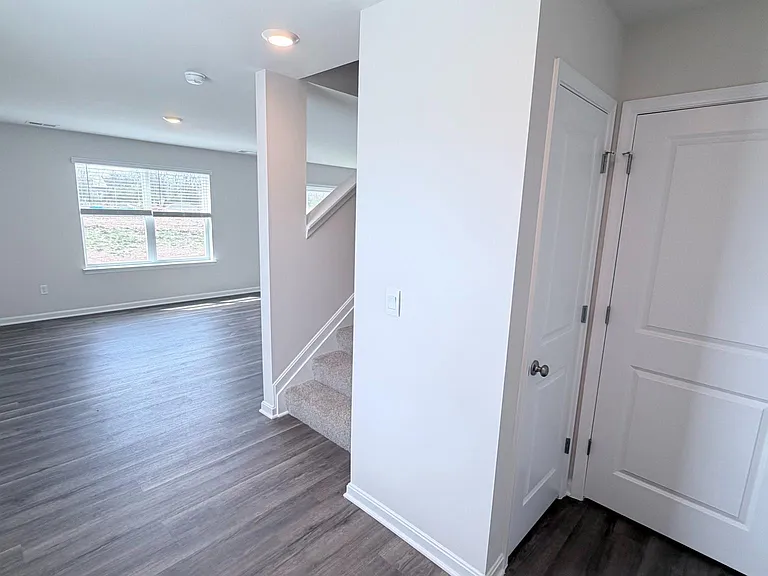 107 Dinges St — Photo 2