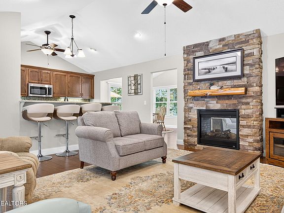 5th image of 327 Beachwood Dr