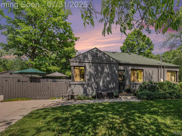 1012 State Rd, Fenton, MI 48430