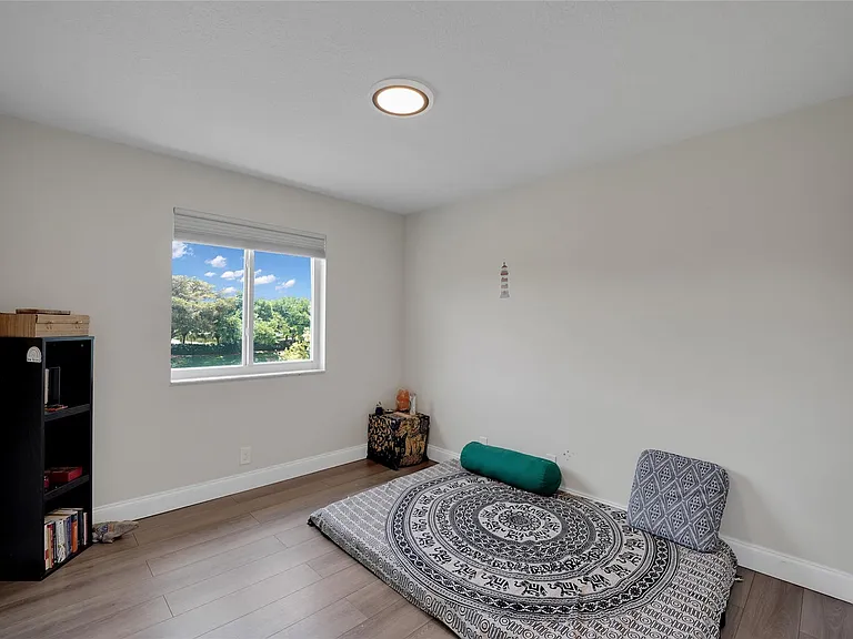 1070 Bluewood Ter — Photo 38