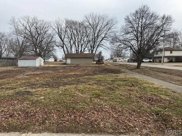 1000 N Walnut St, Saint Elmo, IL 62458