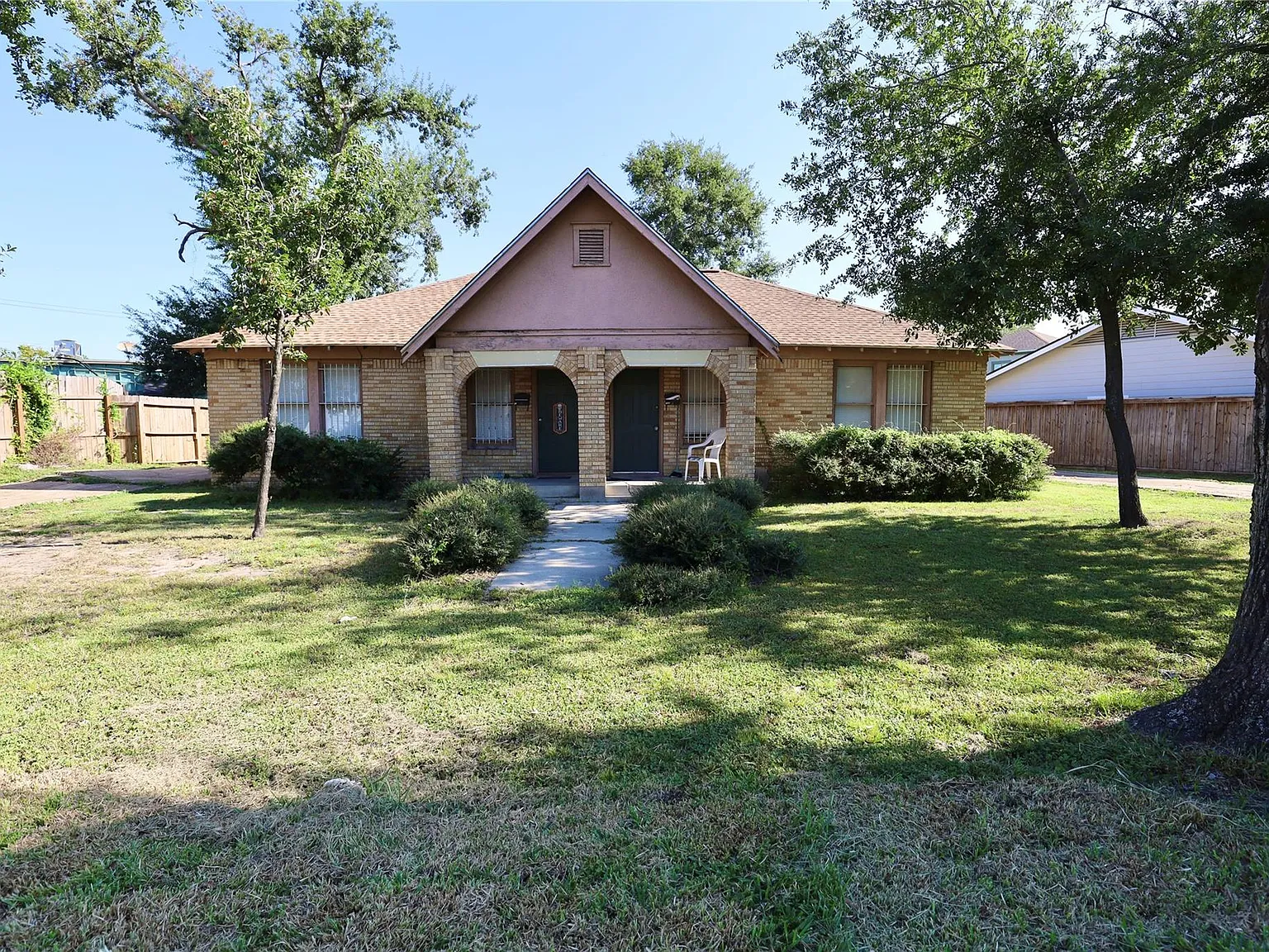 2 bed, 1.0 bath, 1392 sqft, $1,500 — Photo 1