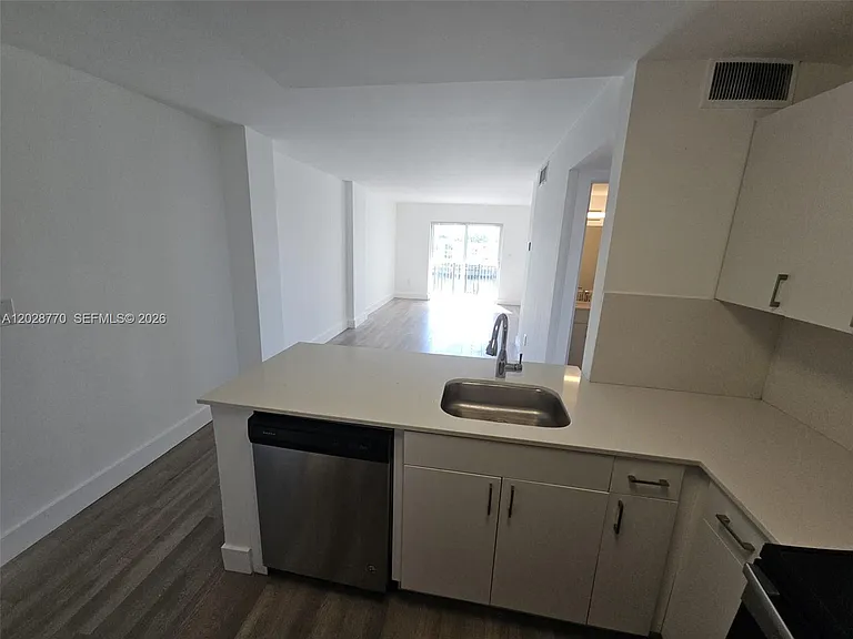 8101 Crespi Blvd #304 — Photo 2