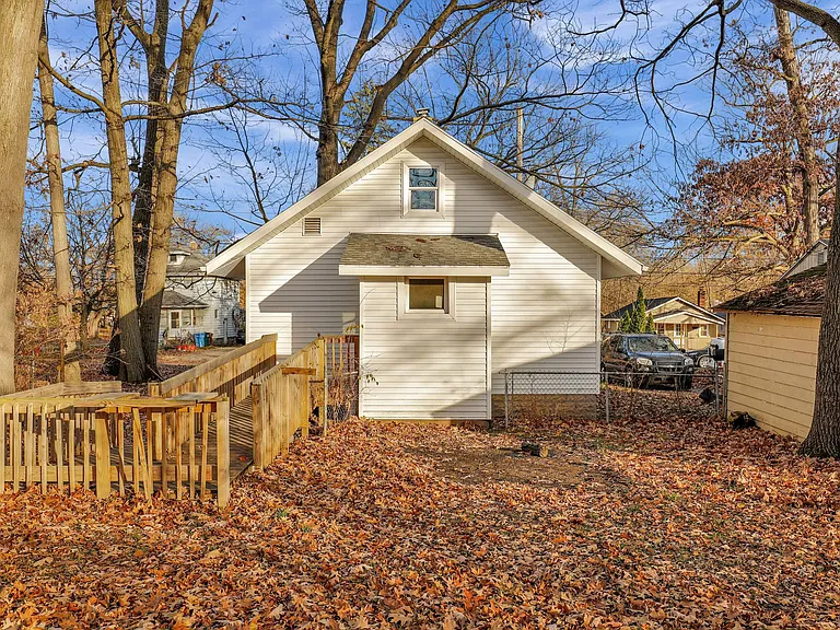 1206 Leslie St — Photo 19