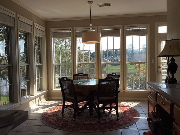Informal dining - Lake View