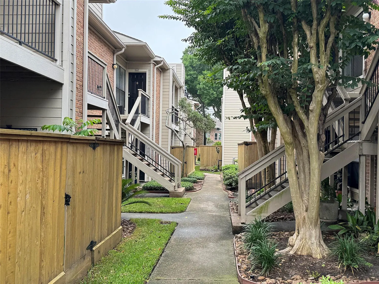 2 bed, 1.0 bath, 957 sqft, $1,300 — Photo 1