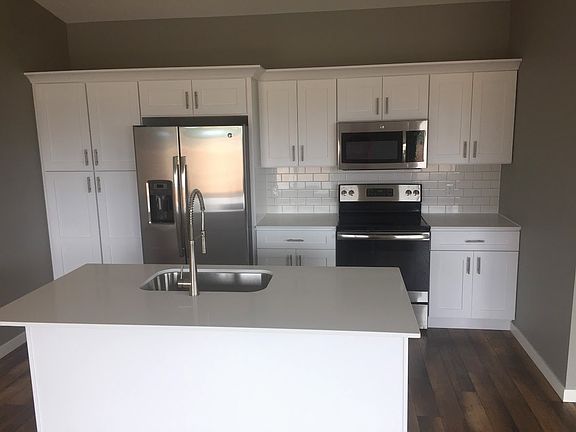 Kitchen w/ quartz countertop