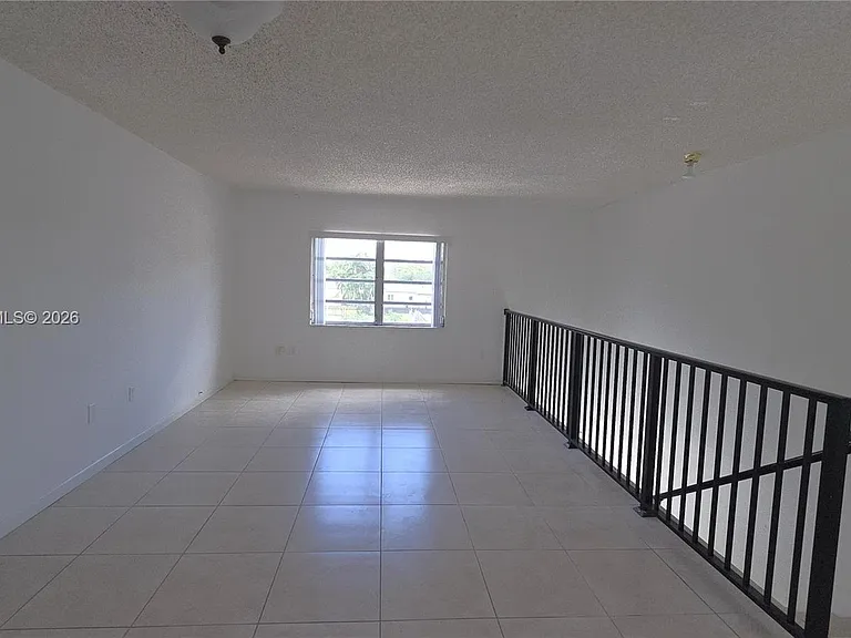 3519 SW 17th Ter #3519 — Photo 3