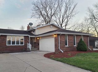 412 Hickory Ln, Munster, IN 46321