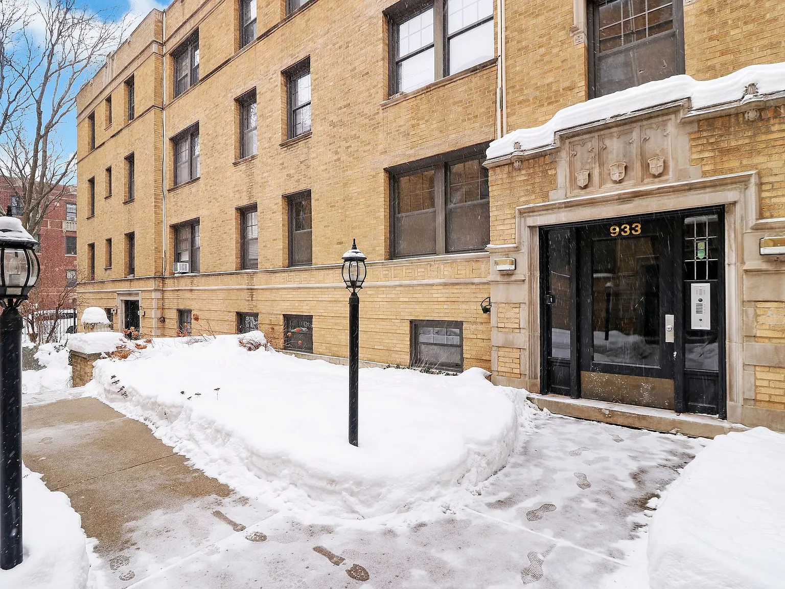 931-39 West Oakdale Apartments — Photo 3