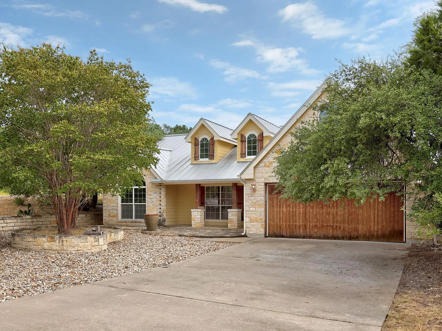 3 bed, 2.0 bath, 2056 sqft, $2,495 — Photo 2