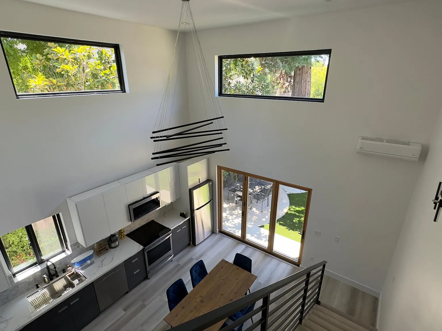2 bed, 750 sqft, $3,300 — Photo 1