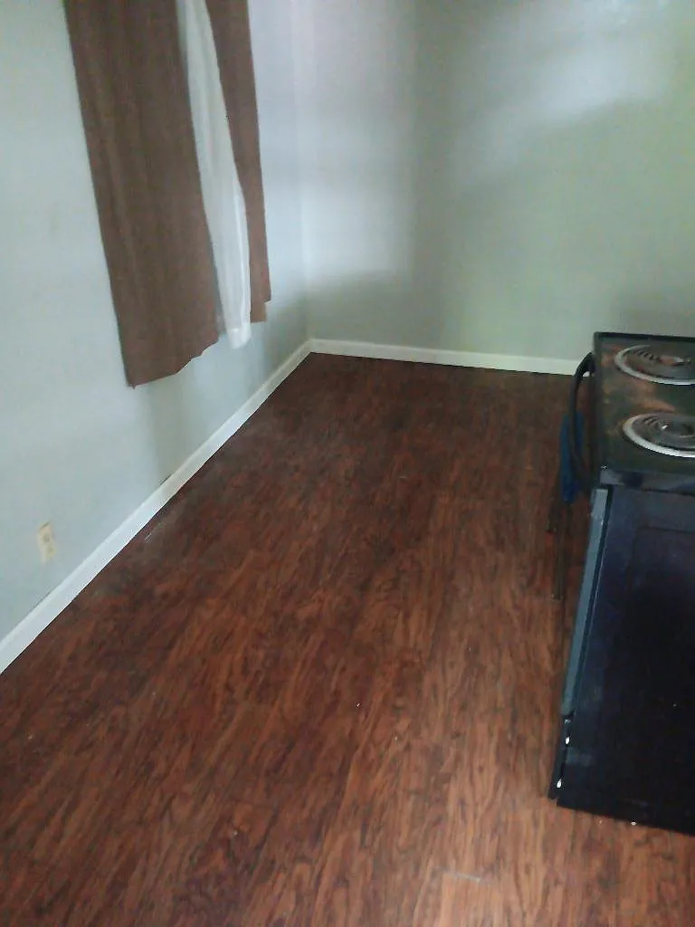 3 bed, 1100 sqft, $1,100 — Photo 4