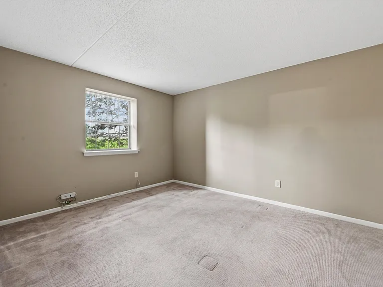 2402 Pond View Dr — Photo 19